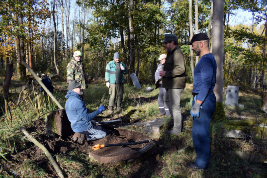 Zvedání pomníků a renovace hrobového místa na Čermné