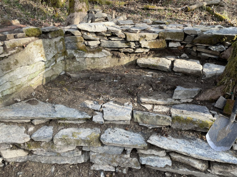 Dokončené posezení v apsidě na kapli v Nepřivazi