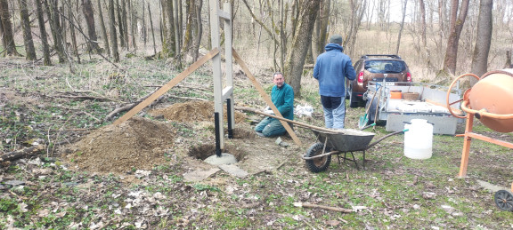 Betonování rámu pro infoceduli na Nové Vsi