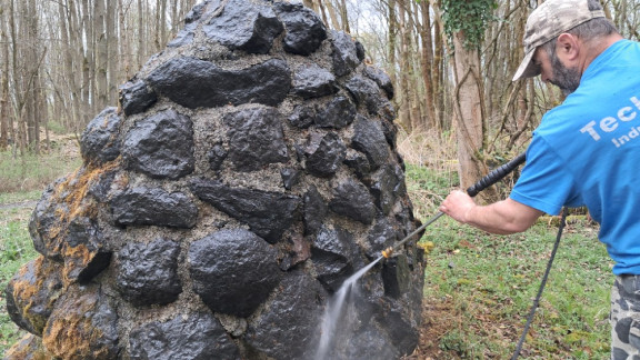 Očista památníku v Olejovicích na Velký pátek