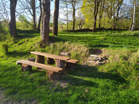 Bílosobotní posezení u hřbitova v Zigarticích