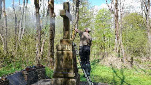 Očista pomníku v Nové Vsi nad Odrou