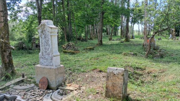 Údržba čermenského pomníku a na hřbitově