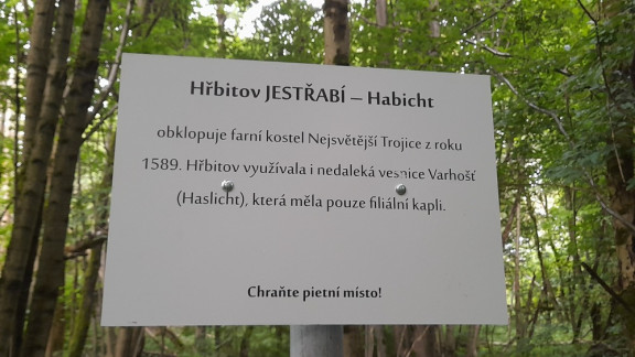 Výměna cedulky na hřbitově v Jestřabí