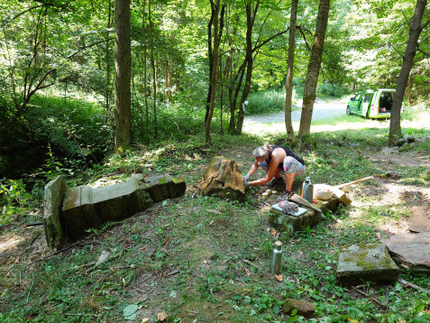 Práce na obnově kříže na Varhošti