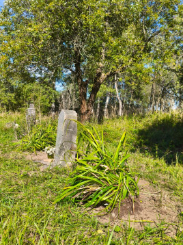 Instalace cedule na hřbitově v Rudoltovicích