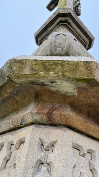 Jáhnův kříž - oprava poškozené římsy 