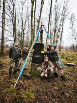 Kompletace náhrobku rodiny Scholz na hřbitově v Čermné