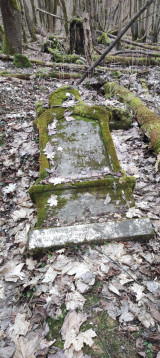 Epitaf na náhrobku u farního kostela v Jestřabí