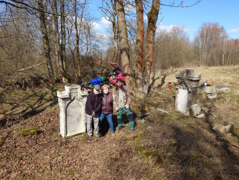 Velikonoční práce na hřbitově v Milovanech