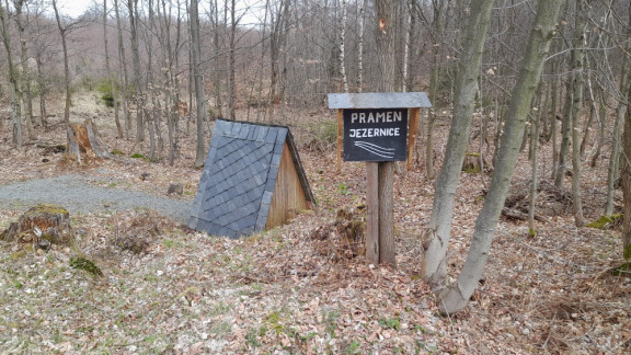 Břidlicová stříška studánky Jezernice (Kozlov)