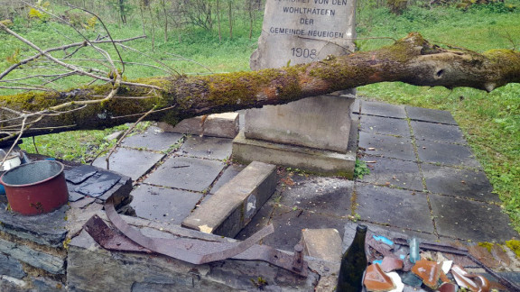 Památník na Nové Vsi poničen padlým stromem